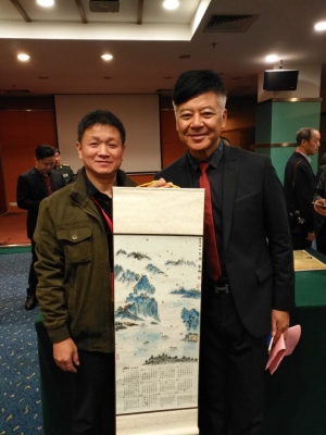 湖北省颜子文化研究会会长颜杰，向原山东省委常委、统战部部长颜世元赠送亲手所绘挂历。
