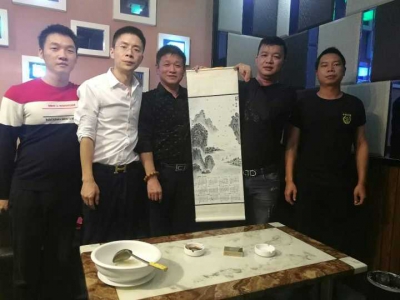 湖北省颜子文化研究会会长颜杰，向原山东省委常委、统战部部长颜世元赠送亲手所绘挂历。