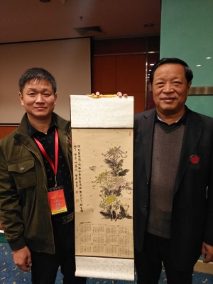湖北省颜子文化研究会会长颜杰，向原山东省委常委、统战部部长颜世元赠送亲手所绘挂历。