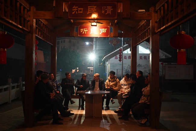 凤埔乡苏墩凤冲小广场的亭子里,议事团正和村民进行晚议。林小颖摄