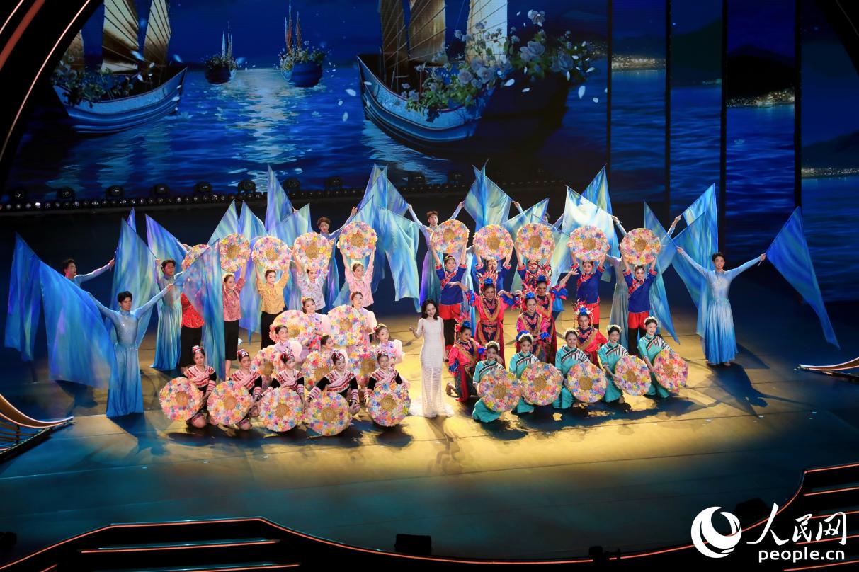 歌舞表演《丝路花开》,融合多国艺术风格,呼应丝路主题。人民网 李唯一摄