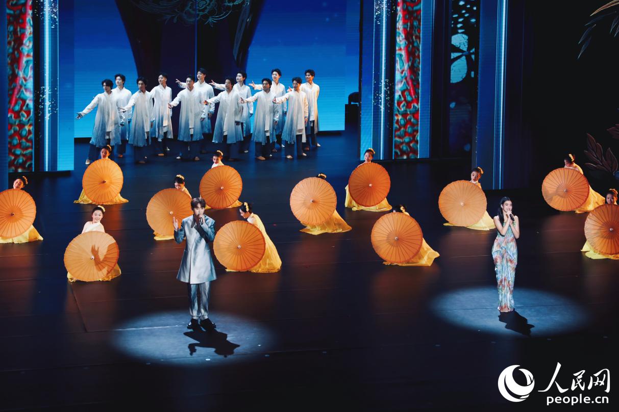 开场歌舞《福》巧妙融入软木画、脱胎漆器、连江剪纸等福州非遗与城市符号,向来宾展示“有福之地”的深厚文化底蕴。人民网 李唯一摄