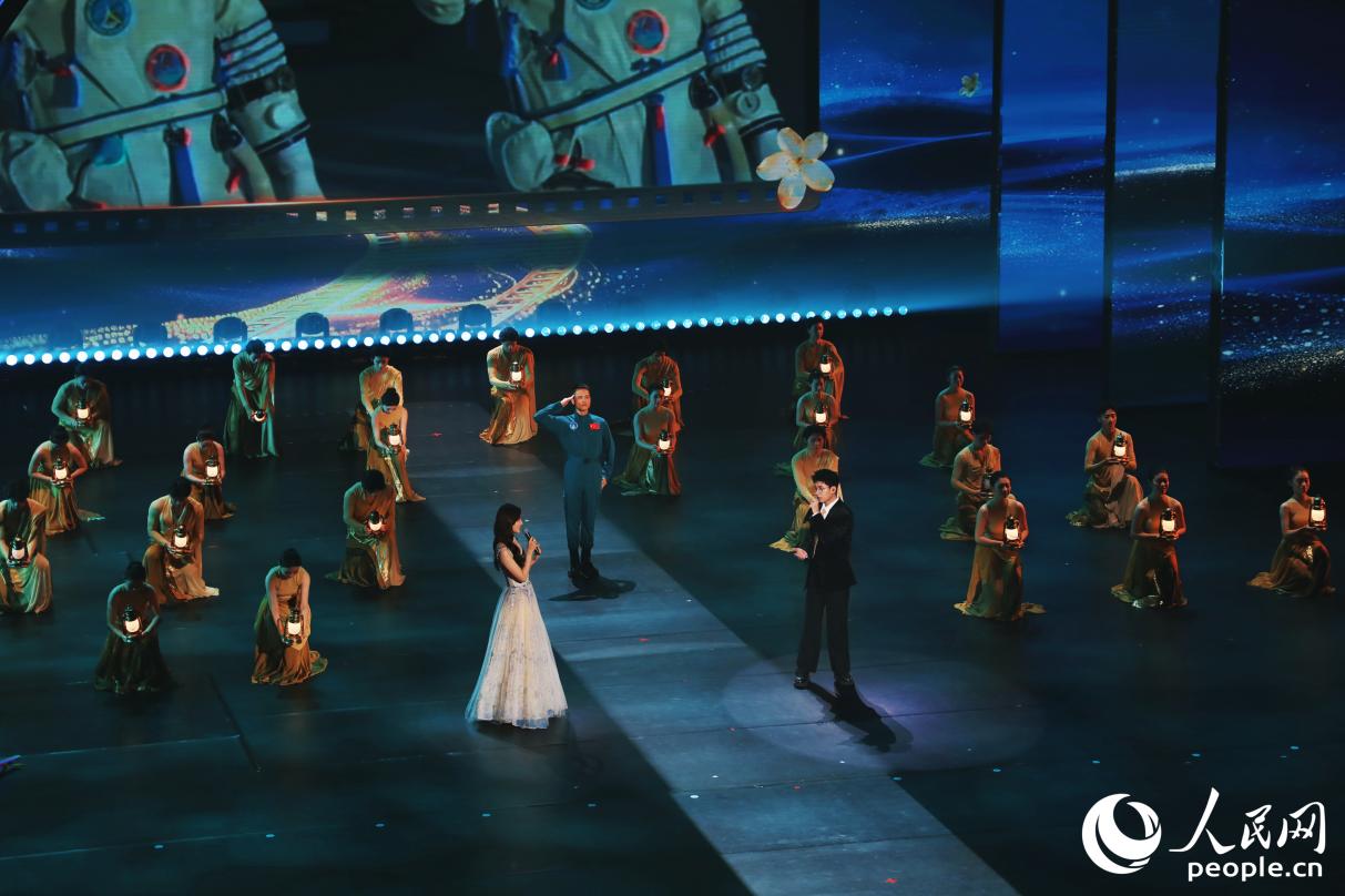 歌曲表演《光影的河》深情回顾跨越时空的电影力量。人民网 李唯一摄