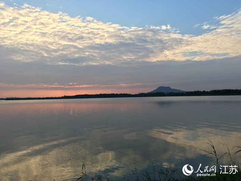 落日余晖中的赤山湖。人民网 俞杨摄