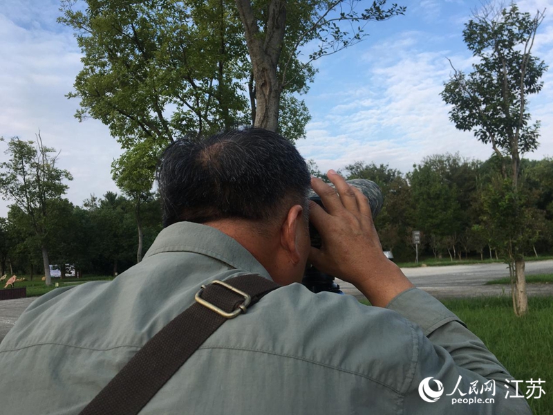 范明在赤山湖国家湿地公园内观鸟。人民网 俞杨摄