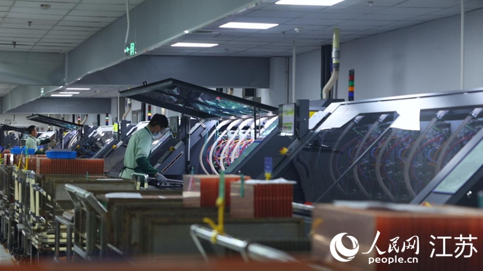 沪士电子生产车间。人民网 范尧摄