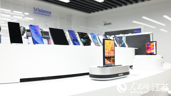 维信诺企业展厅里摆放的柔性屏产品。人民网 范尧摄