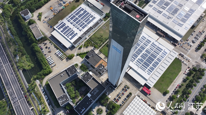 235.6米高的通力电梯测试塔是昆山高新区的地标建筑。人民网 范尧摄