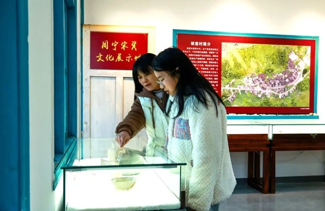 游客参观周宁宋瓷文化馆。周梓泓摄