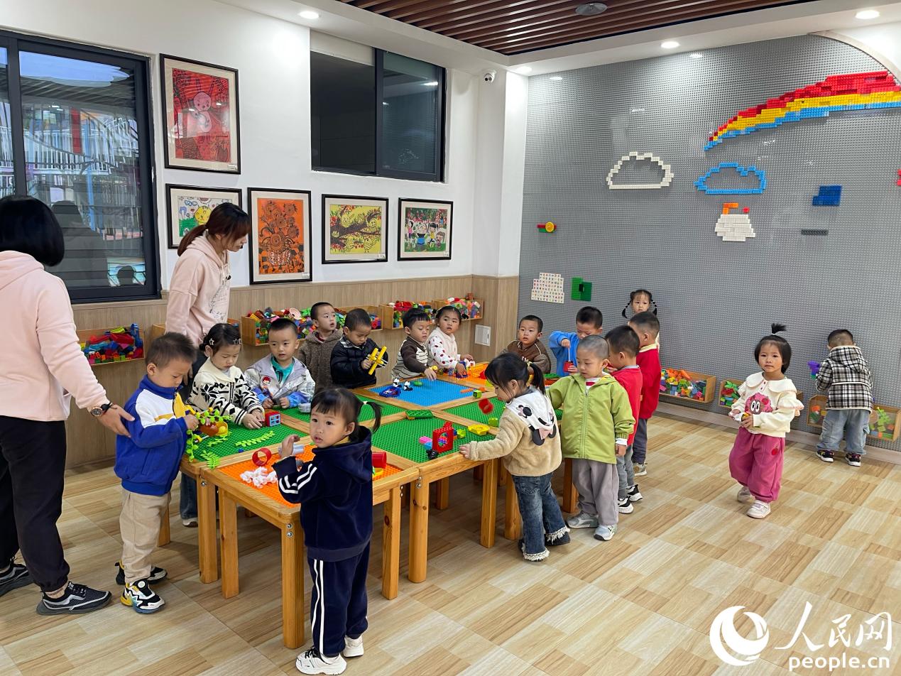 孩子们在明溪县实验幼儿园总园活动室搭积木。人民网 谢星宇摄