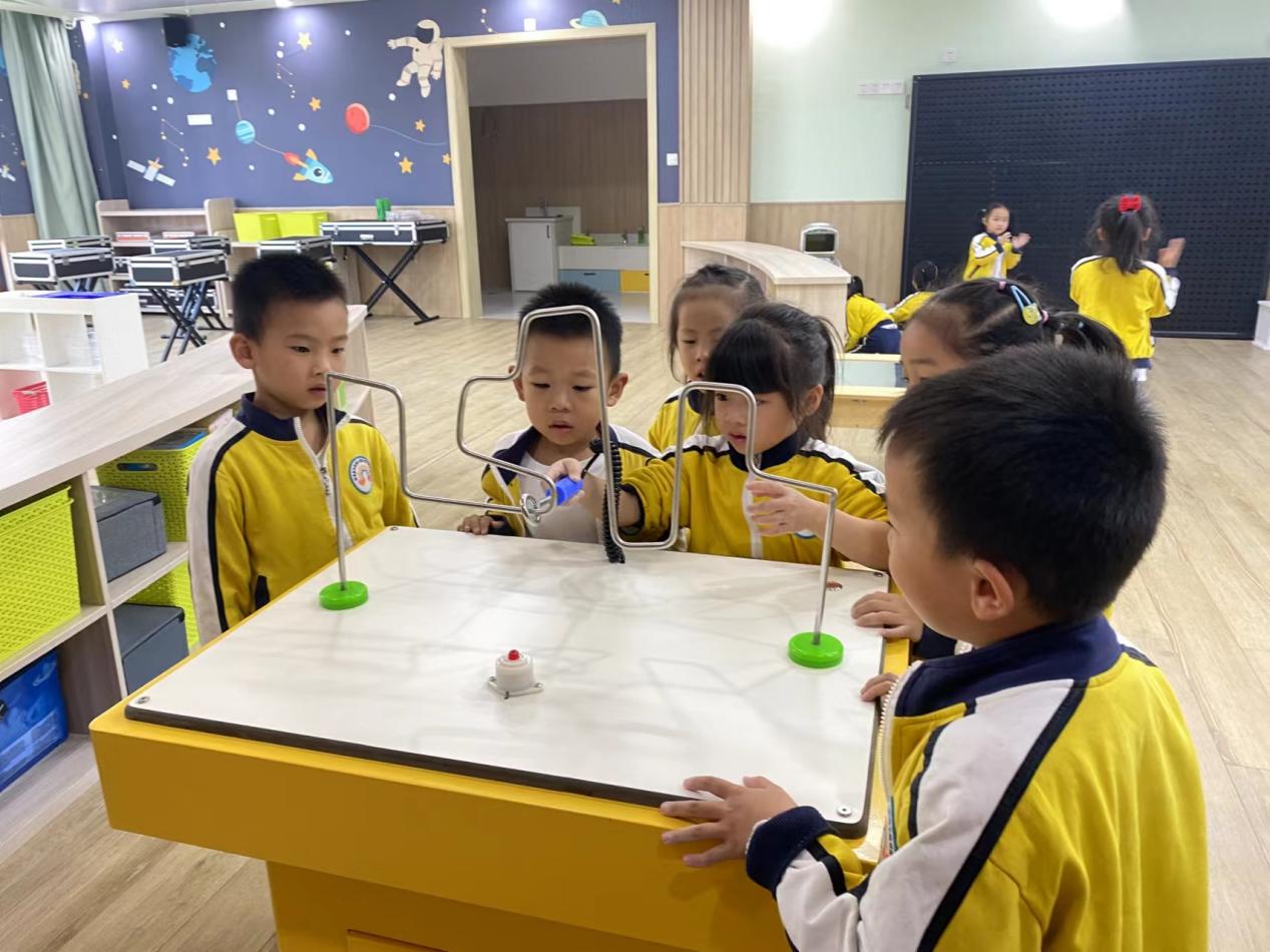 王桥分园的孩子来到明溪县实验幼儿园总园,在科学探索室玩“电棒迷宫”科普游戏。明溪县实验幼儿园供图