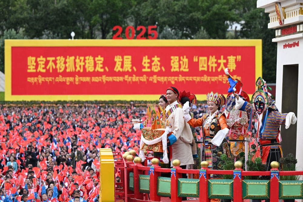 2025年8月21日上午,西藏各族各界干部群众约2万人欢聚拉萨市布达拉宫广场,热烈庆祝西藏自治区成立60周年。这是游行的彩车通过布达拉宫广场。新华社记者 谢环驰 摄