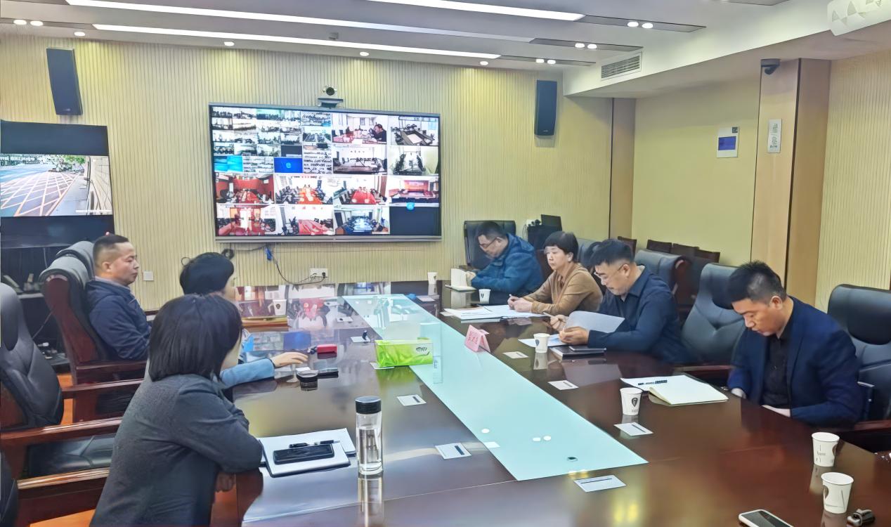 召开会议研究小区供暖问题。菏泽市信访局供图