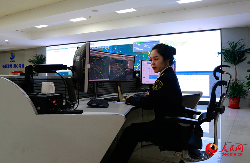 金晔值班工作中。人民网记者 王百一摄