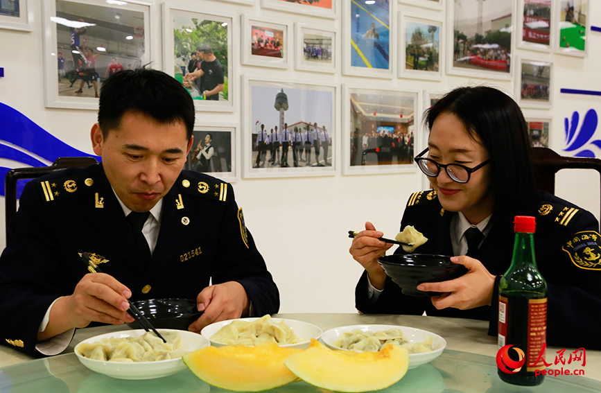 张义欣与同事完成值班后,来食堂吃饺子。人民网记者 王百一摄
