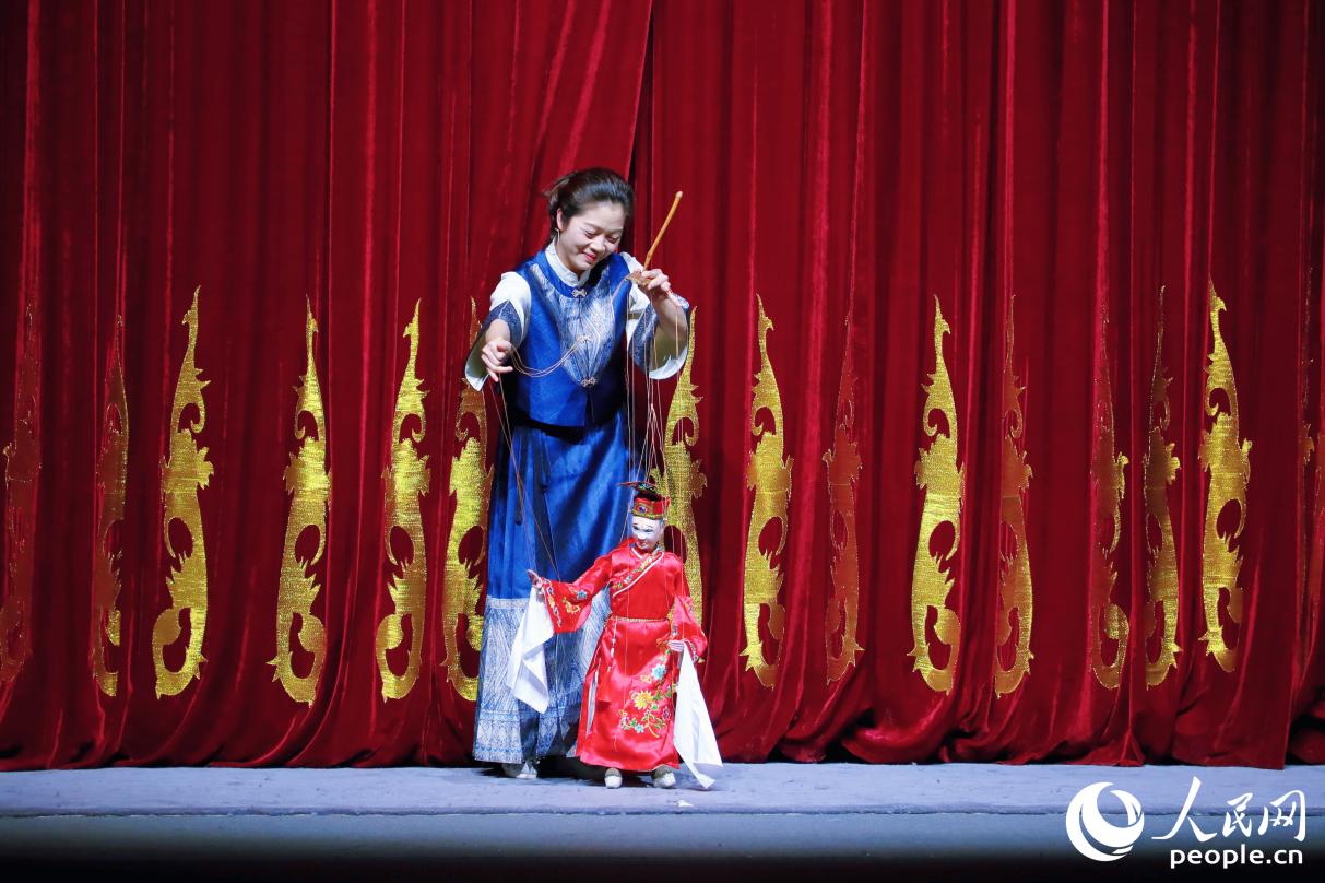 提线木偶戏表演。人民网记者 李唯一摄