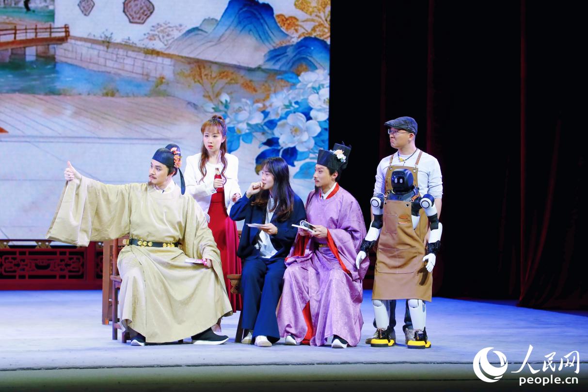 历史人物与智能机器人同台。人民网记者 李唯一摄